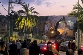 L'occupation contraint deux citoyens à démolir leurs maisons eux-mêmes à Mushayrifa pour éviter d'énormes amendes