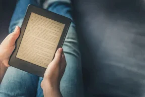 بين الورق والسماعات.. العلم يحسم أيهما أفضل القراءة أم الكتب الصوتية