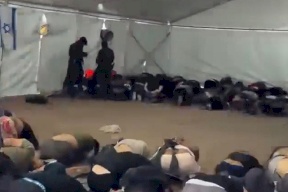 محدث:: إسرائيل تقتاد ناشطي الأسطول إلى أسدود: تكبيل وتنكيل وإذلال وخلافات.. ودول تحتج