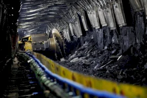 Huit morts et des dizaines de personnes piégées après une explosion de mine de charbon en Chine