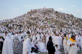 Comment le pèlerin protège son corps de la déshydratation et du stress thermique ?