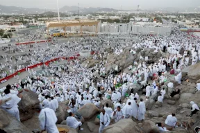 Les pèlerins affluent sur le site d'Arafat pour accomplir le grand pilier du Hajj