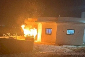 مستوطنون يحرقون مركبة وجزءا من منزل في خربة مسعود جنوب جنين