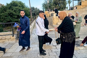 סוכנות "בית מל אל-קודס" מחלקת משחקים וממתקים לילדים בכניסות "אל-אקצא" לרגל عيد האדחא