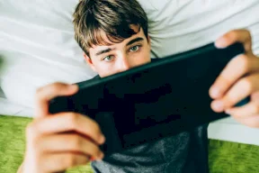 Des adolescents marocains racontent leur lutte contre l'addiction numérique