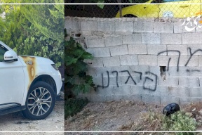 Des colons brûlent deux véhicules et tracent des slogans racistes à Um Safa