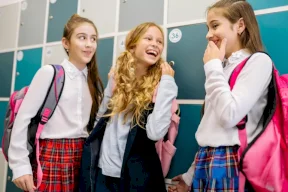 Votre enfant exagère-t-il avec les blagues ridicules ?.. Ce qui se cache derrière cette phase pourrait vous surprendre