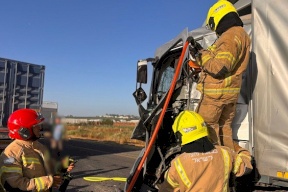 Deux blessés graves dans une collision entre un camion et un véhicule sur la route 6 près de Baq'a Jatt