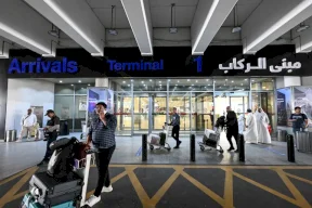 Un mort dans une attaque iranienne visant l'aéroport de Koweït et des dommages aux infrastructures diplomatiques