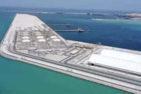 وقف تحميل النفط الخام من ميناء عماني بعد هجوم إيراني