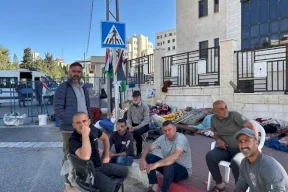 Un audit externe confirme l'engagement de l'autorité à arrêter de lier les aides au dossier des prisonniers et des martyrs, tandis que l'occupation continue de douter
