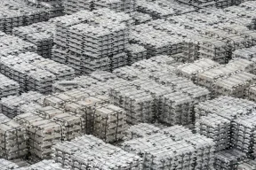 سعر الألمنيوم يهبط إلى أدنى مستوى منذ فبراير مع قوة الدولار