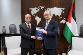 مصطفى يتسلّم دراسة حول استقلال القضاء وكفاءته ويؤكد دعم الحكومة لتعزيز منظومة العدالة