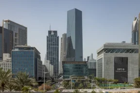 Wall Street Banks Intensify Hiring in the Gulf to Keep Up with "War Deals"