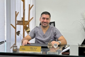 إنجاز طبي فلسطيني عالمي .. الدكتور محمود رزيقات يحدد طفرة وراثية مسببة لمرض نادر لدى عائلة فقدت 13 طفلًا