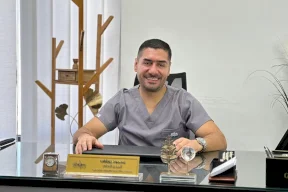 إنجاز طبي فلسطيني عالمي .. الدكتور محمود رزيقات يحدد طفرة وراثية مسببة لمرض نادر لدى عائلة فقدت 13 طفلًا