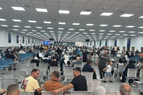 Hundreds of travelers stranded.. Work temporarily halted at the Karama crossing due to an Israeli strike
