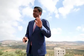 "احتجزونا ببنادق أمريكية".. مستوطنون يحاصرون نائبا أمريكيا في الضفة