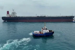 الإمارات: مقتل بحار بتعرض ناقلتين لاستهداف إيراني بمضيق هرمز