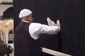 فيديو| هكذا يتم تنظيف  ثوب الكعبة المشرفة