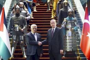 أردوغان يفوز بالاستفتاء والرئيس عباس يتصل مهنئا