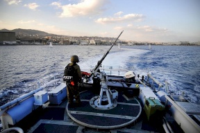 زوارق الاحتلال تستهدف مراكب الصيادين 