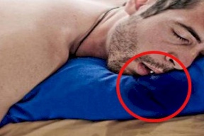 موقف محرج جدا..ما هو سبب سيلان اللعاب من فمك أثناء النوم ؟