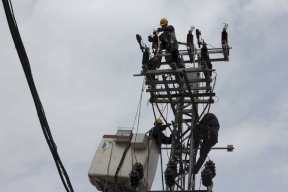 الحكومة تمنح  بلدية طولكرم 5 مولدات للتخفيف من أزمة الكهرباء