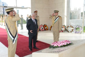 الرئيس يضع إكليلا من الزهور على ضريح الشهيد عرفات 