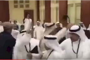 فيديو..ملحمة قوية بالألفاظ واشتباك بالأيدي بين الوفد السعودي والوفد القطري في الكويت