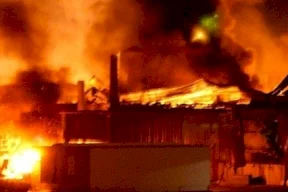 إخماد حريق في مصنع كرتون جنوب غرب جنين