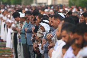 مواطنو غزة يؤدون صلاة العيد في العراء