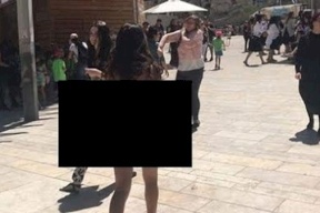 صور| امرأة إسرائيلية تتعرى أمام حائط البراق!