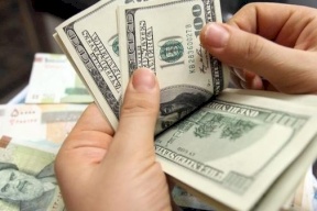 اسعار العملات: الدولار يحافظ على ارتفاعه