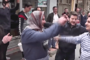 شاهد بالفيديو|  عريس تركي  يؤدي طقوس غريبة ويرتدي ملابس نسائية!