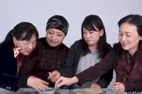 شاهد بالفيديو..رد فعل يابانيين يتناولون الملوخية ومصريين يجربون السوشي لأول مرة