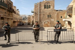الاحتلال يعتقل مواطنا قرب الحرم الإبراهيمي