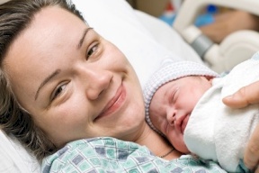 ما هي فوائد وضع الطفل على صدر أمه بعد الولادة مباشرةً؟
