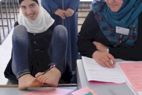 صور...طالبة من غزة تقدمت لإمتحانات الثانوية العامة بدون يدين!