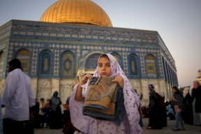 150 ألفاً أدوا الجمعة اليتيمة في رحاب الأقصى