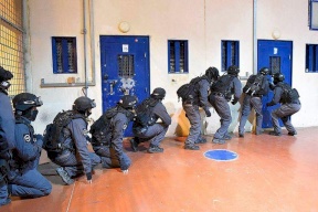 وحدات القمع تقتحم قسم 13 في سجن النقب