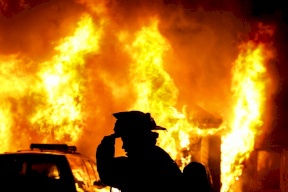 مستوطنون يشعلون النيران بمعرض للمركبات في بيتين شرق رام الله (فيديو)