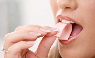 ماذا يحدث عند بلع العلكة؟ وما مخاطر ذلك؟
