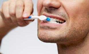 حيل صحية شائعة تضر بأسناننا رغم فوائدها للجسم