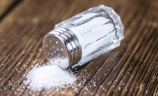 تعرف إلى مخاطر الإفراط في تناول الملح