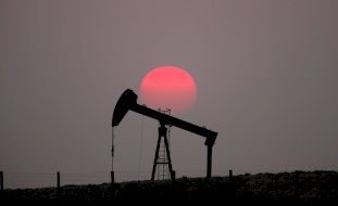 مخاوف الطلب تدفع أسعار النفط لمستويات هي الأولى منذ مطلع 2022