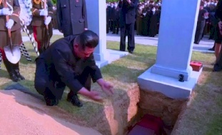 شاهد أغرب فيديو لزعيم كوريا الشمالية وهو متأثر بجنازة أحد العسكريين!