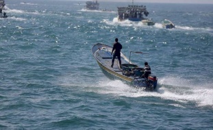زوارق الاحتلال تهاجم الصيادين قبالة شاطئ رفح
