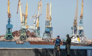 كييف تطلب من أنقرة احتجاز سفينة حبوب تحمل العلم الروسي