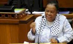 الرئيس يمنح وزيرة خارجية جنوب افريقيا وسام نجمة القدس الكبرى